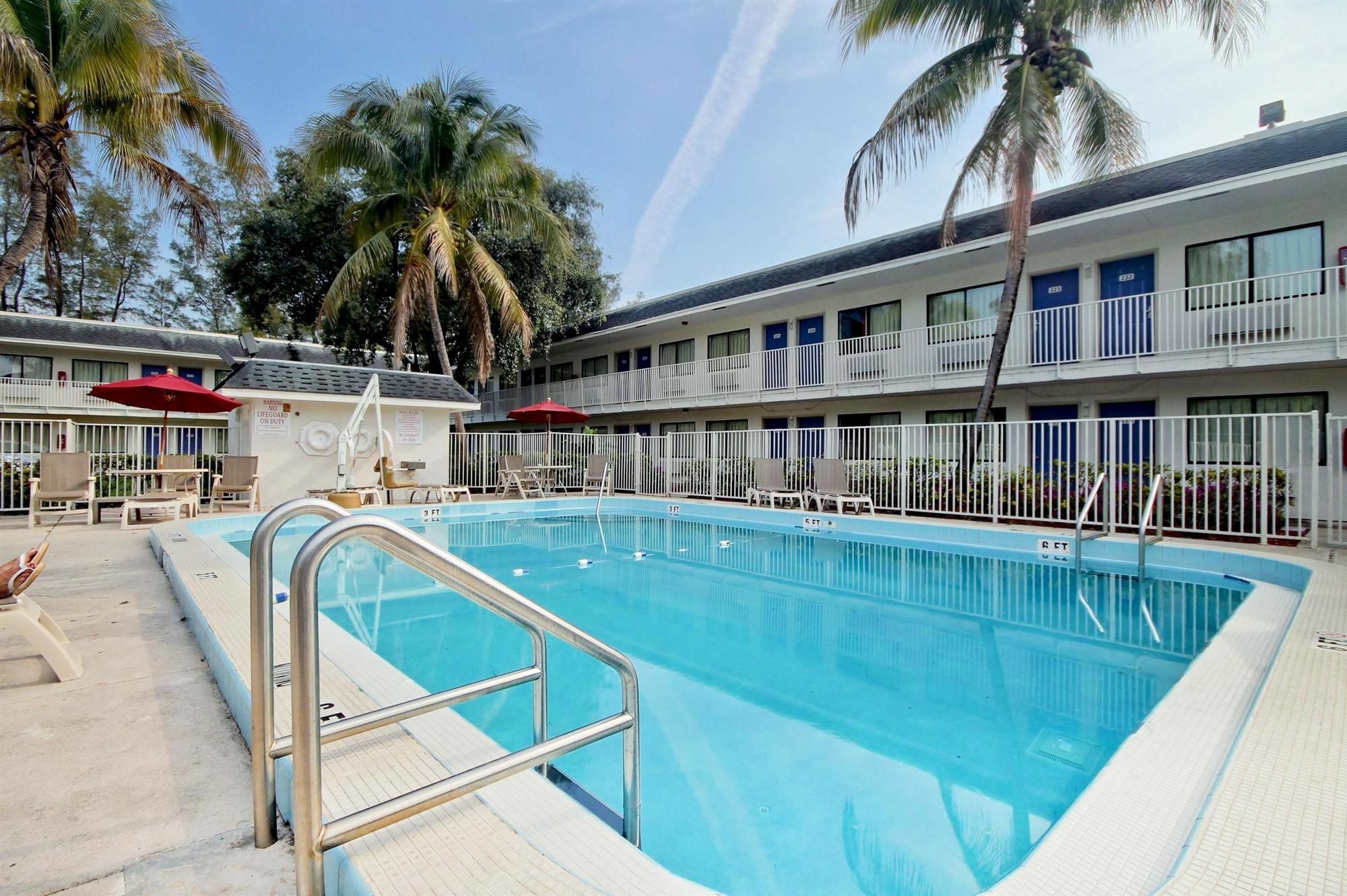 Hotel Travelodge By Wyndham Pompano 2*