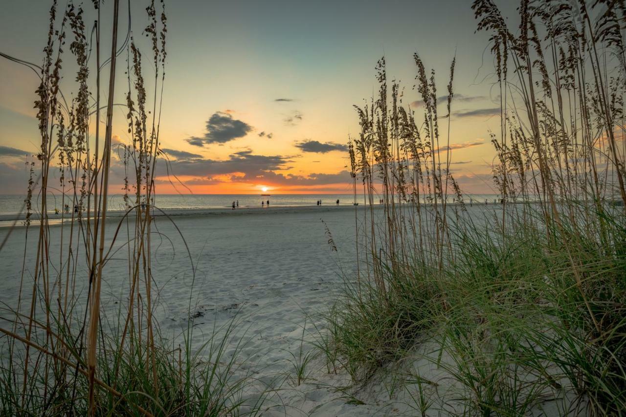 3939 Duval Drive Beachfront, 5 Bedrooms, Gas Grill, Wifi, Sleeps 10