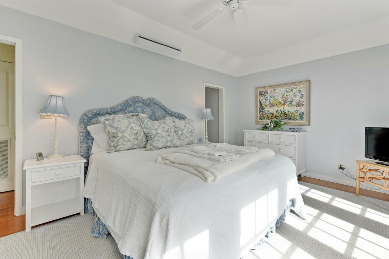 Holiday home 3939 Duval Drive Beachfront, 5 Bedrooms, Gas Grill, Wifi, Sleeps 10