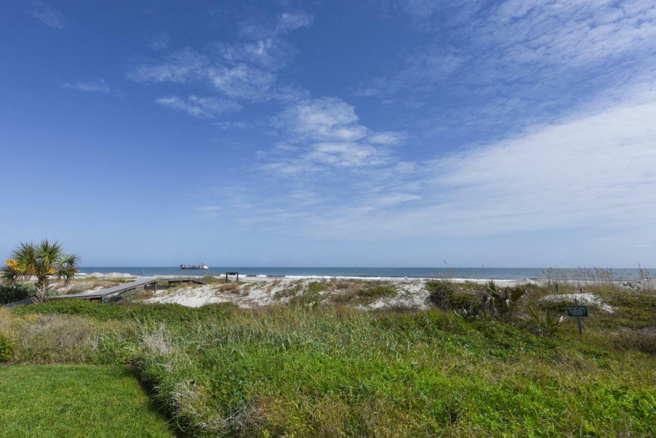 3939 Duval Drive Beachfront, 5 Bedrooms, Gas Grill, Wifi, Sleeps 10 Holiday home Jacksonville Beach