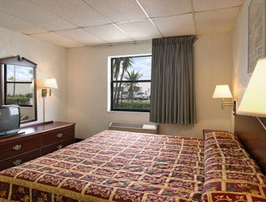 Super 8 By Wyndham Pompano Hotel