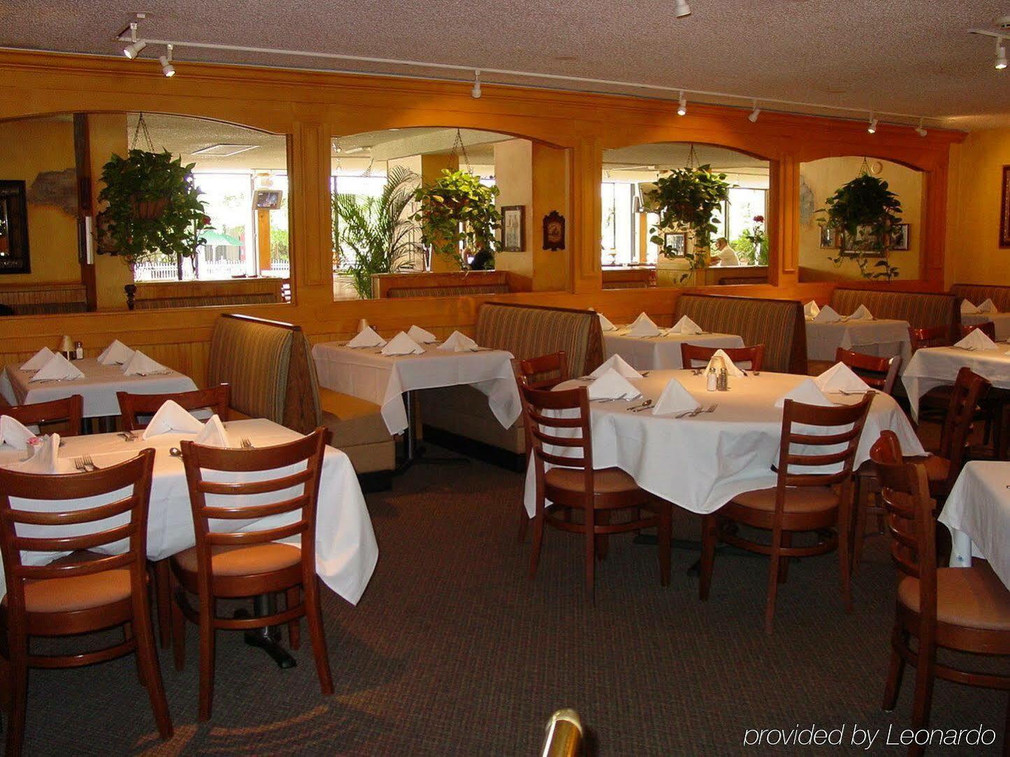 Collins Hotel 3*