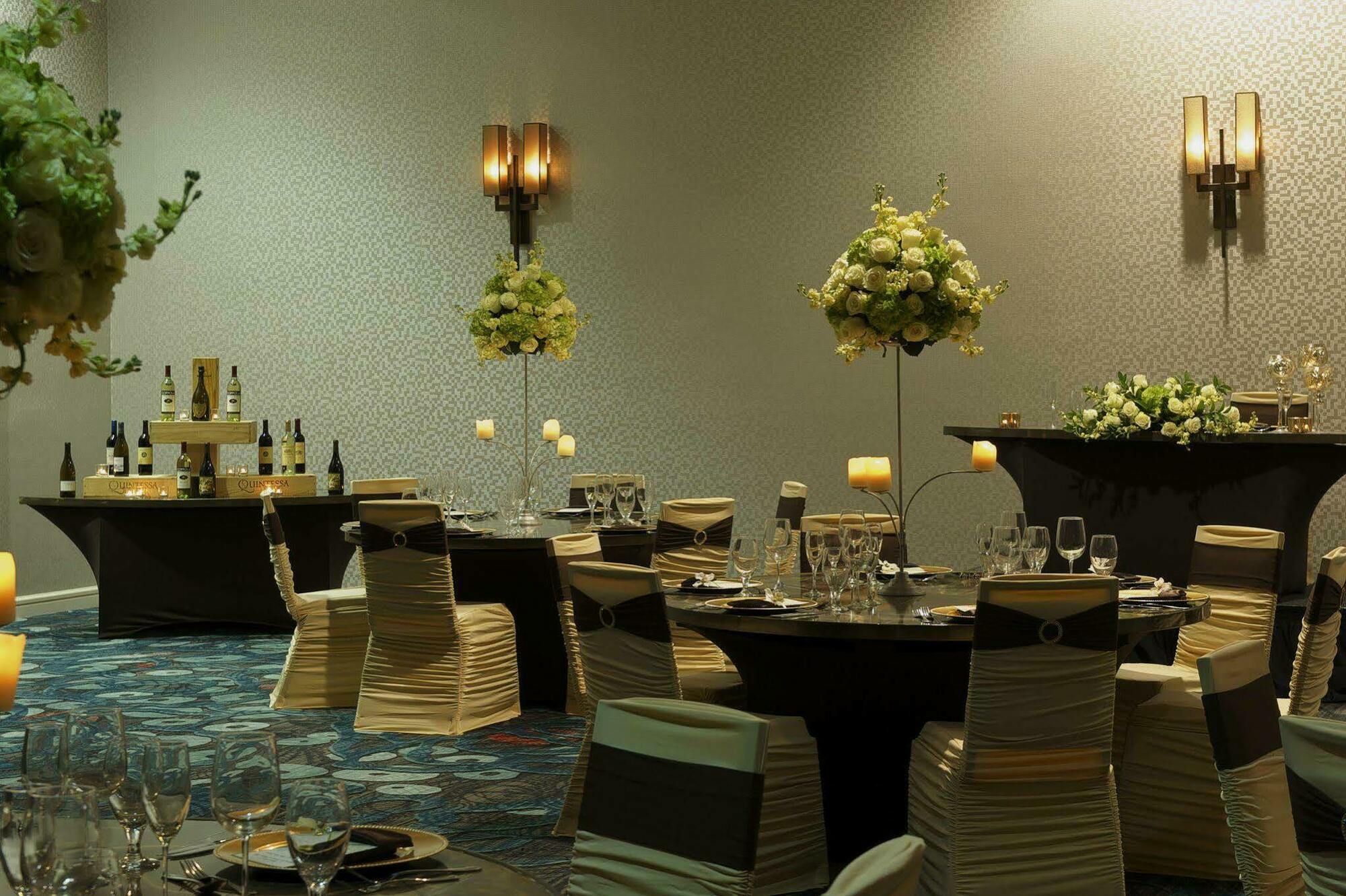 Hotel Embassy By Hilton Palm Gardens Pga Boulevard