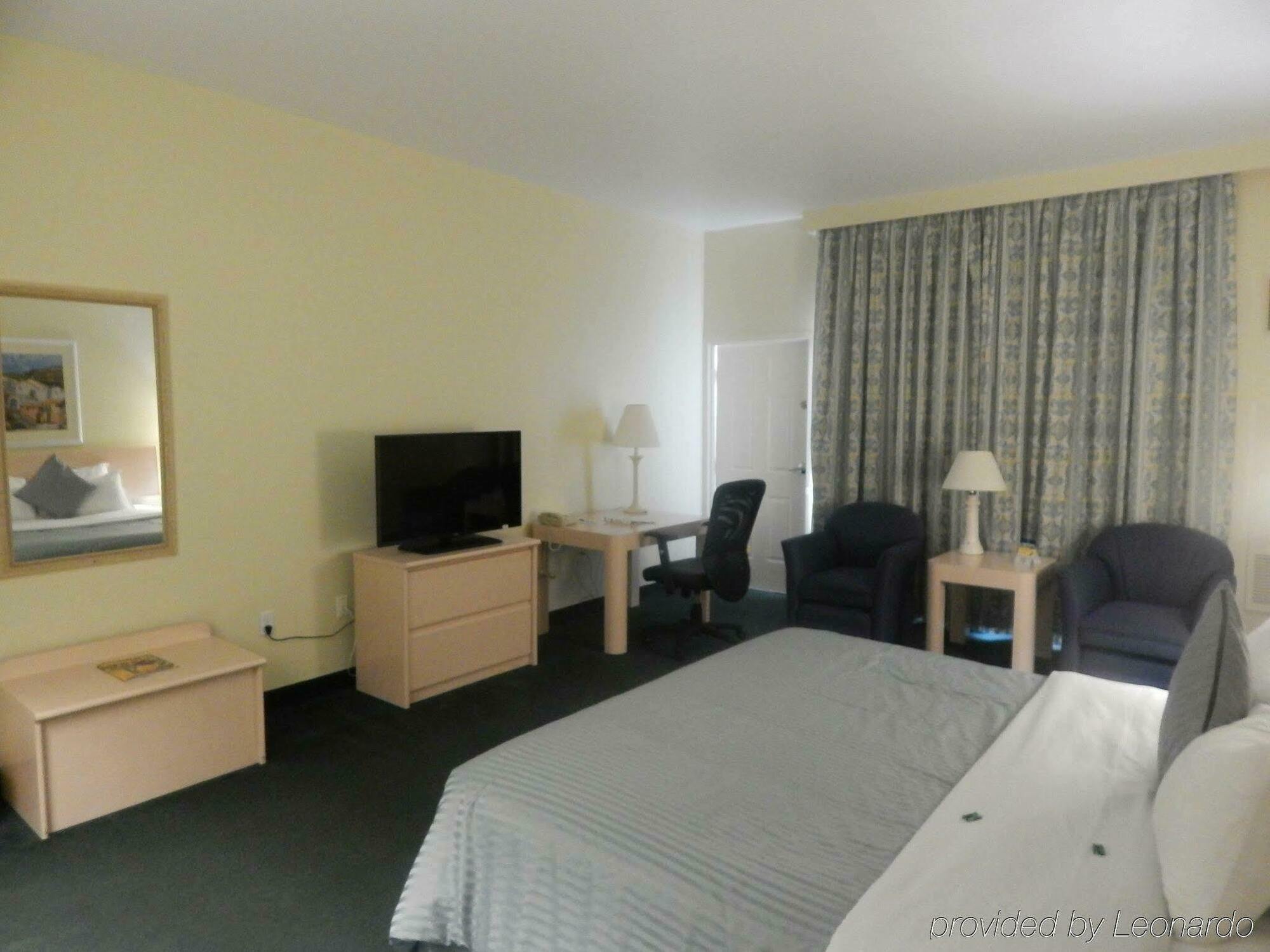 Western Plaza 3* Naples