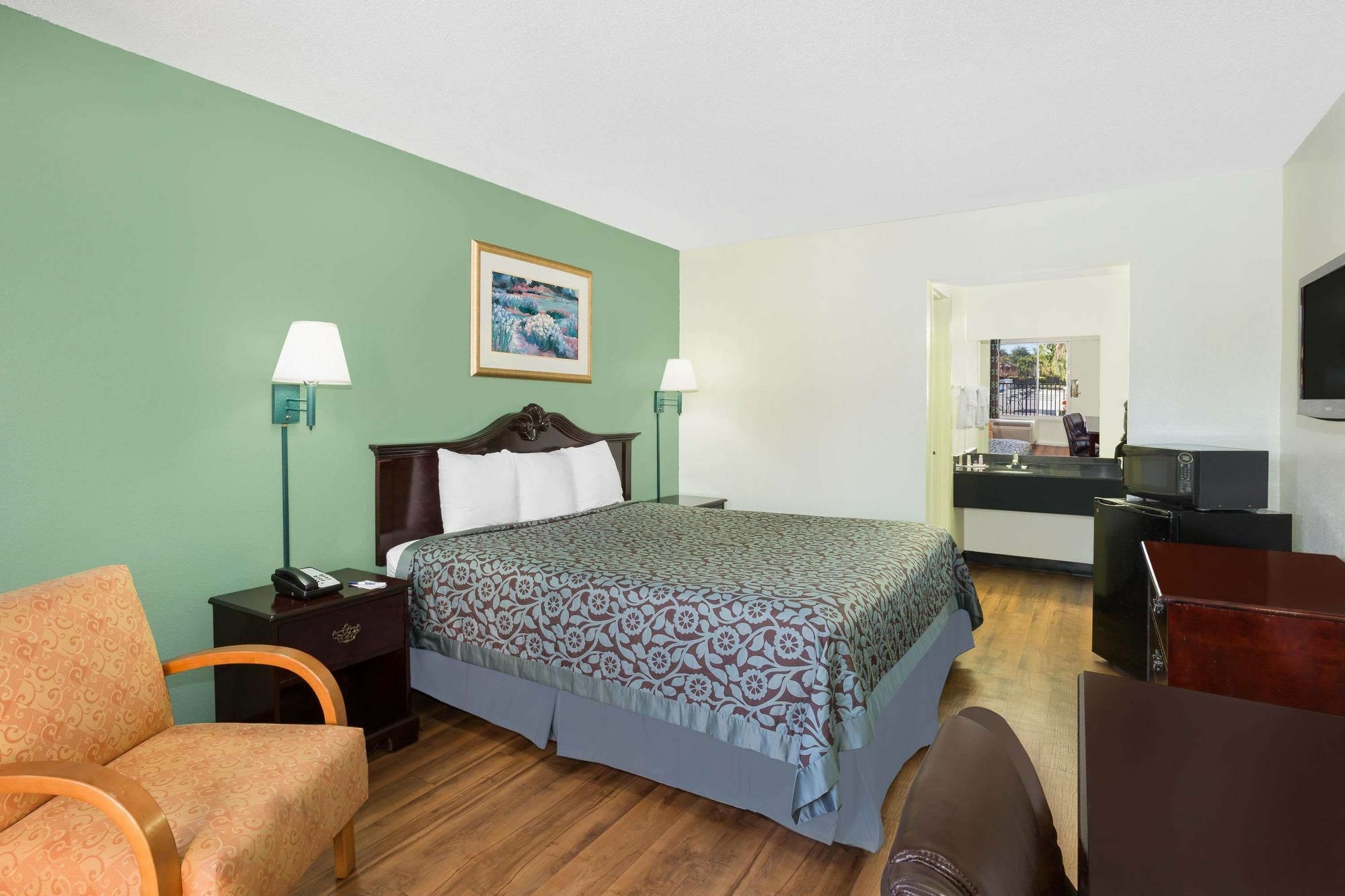 Travelodge By Wyndham Myers North