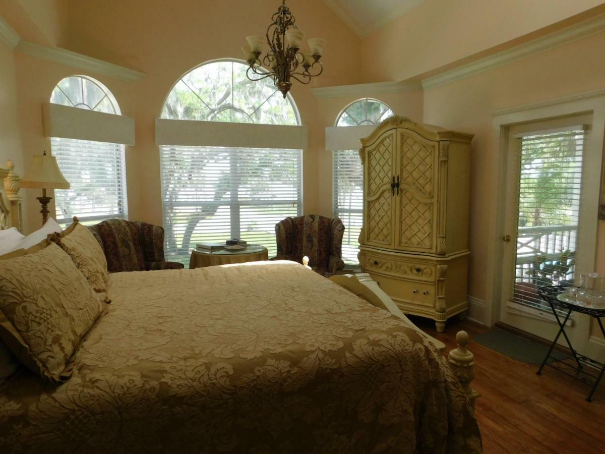 The River Lily Bed & Breakfast