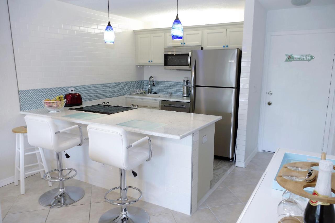 Getaway - Ocean Beach, Tennis, Golf, Pool With Tiki Bar Apartment Fort Pierce
