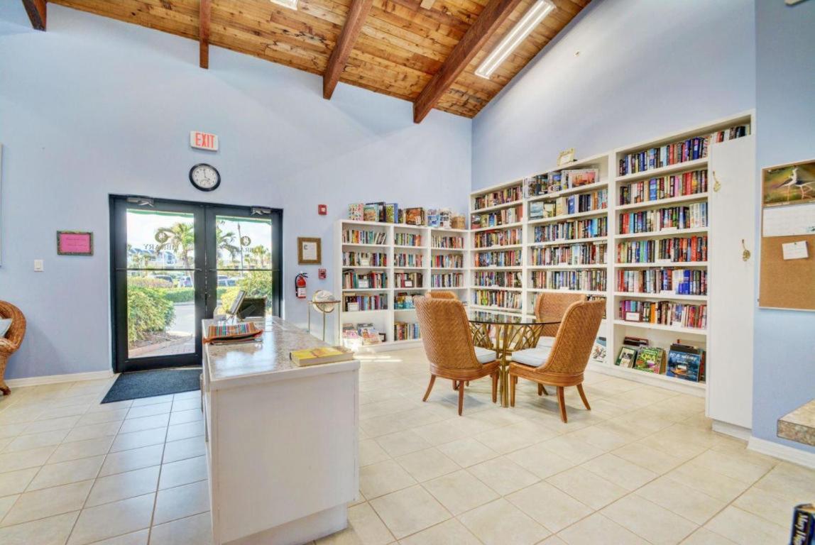 Apartment Getaway - Ocean Beach, Tennis, Golf, Pool With Tiki Bar Fort Pierce