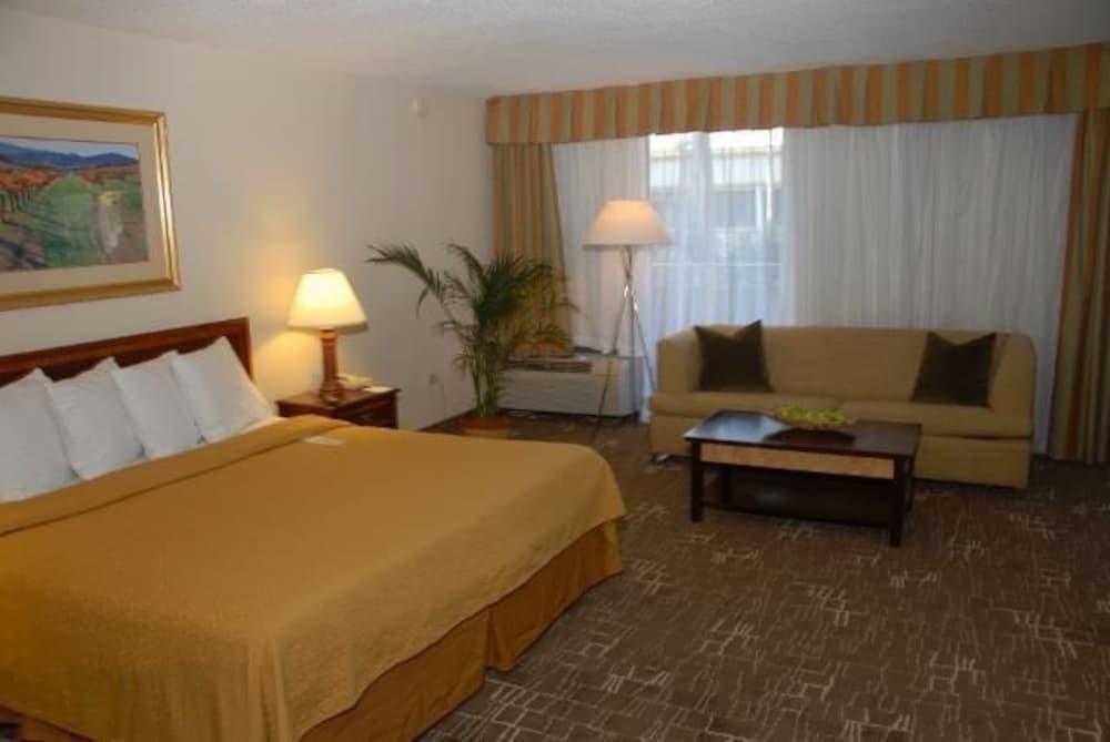 Hotel Sawgrass & Conference Center 2*