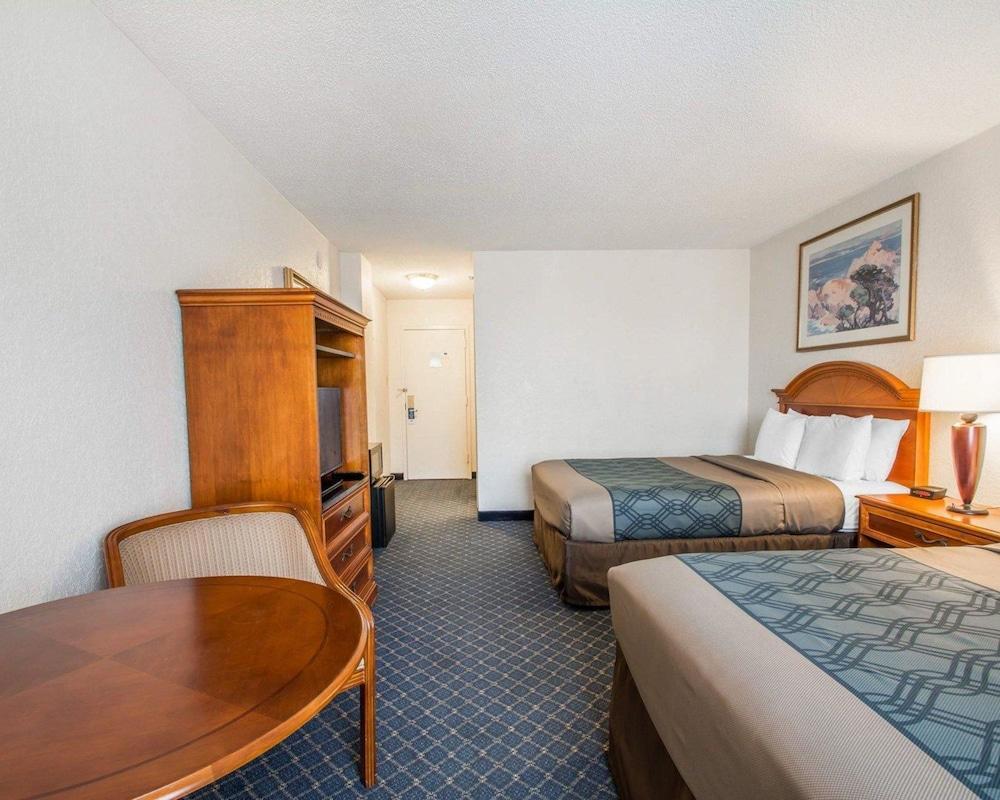 North Miami Gardens & (adults Only) 2*