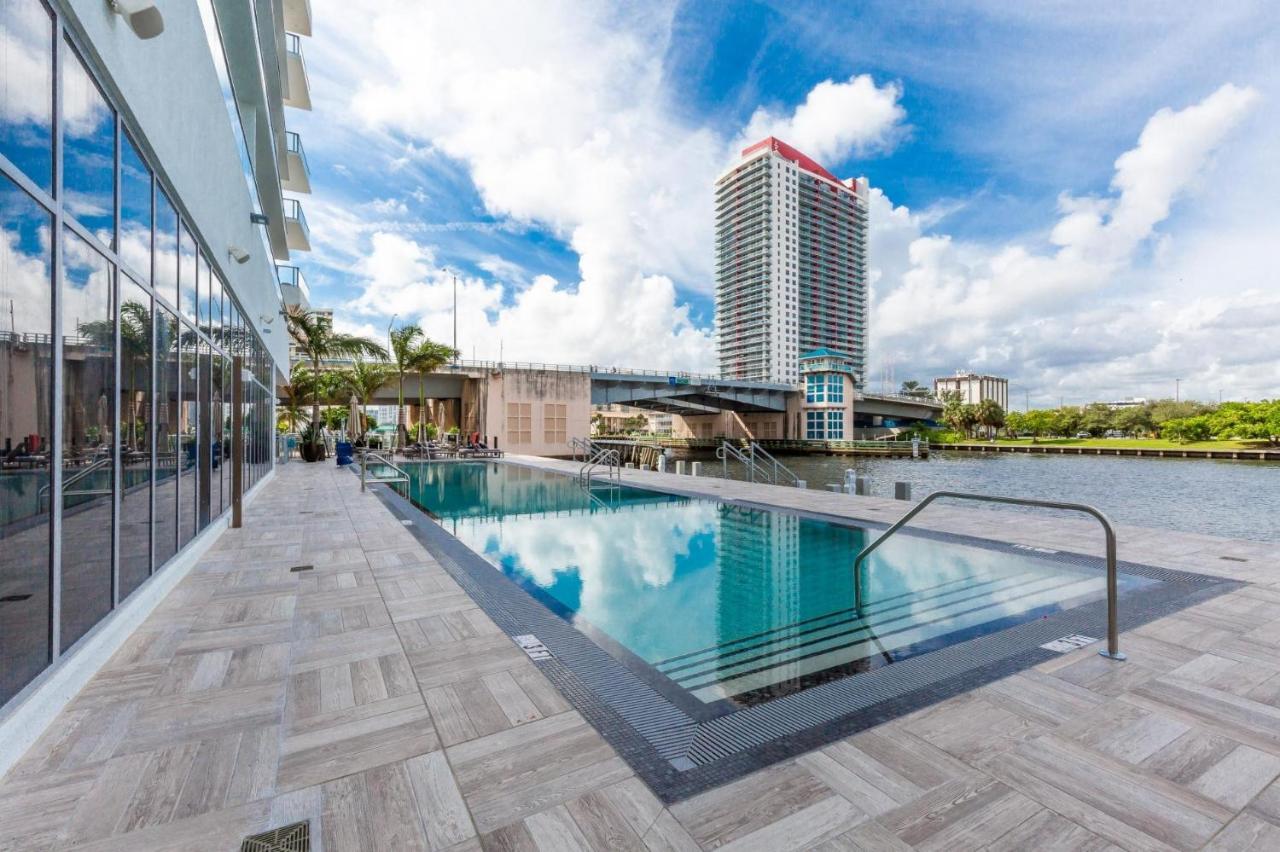Modern 3 Bedroom At Hollywood 28th Floor Apartment *