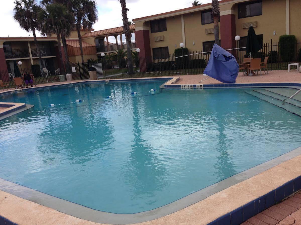 Ramada By Wyndham Orlando South Hotel 3*