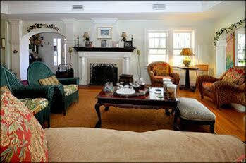 Bed & Breakfast Sea Breeze Manor