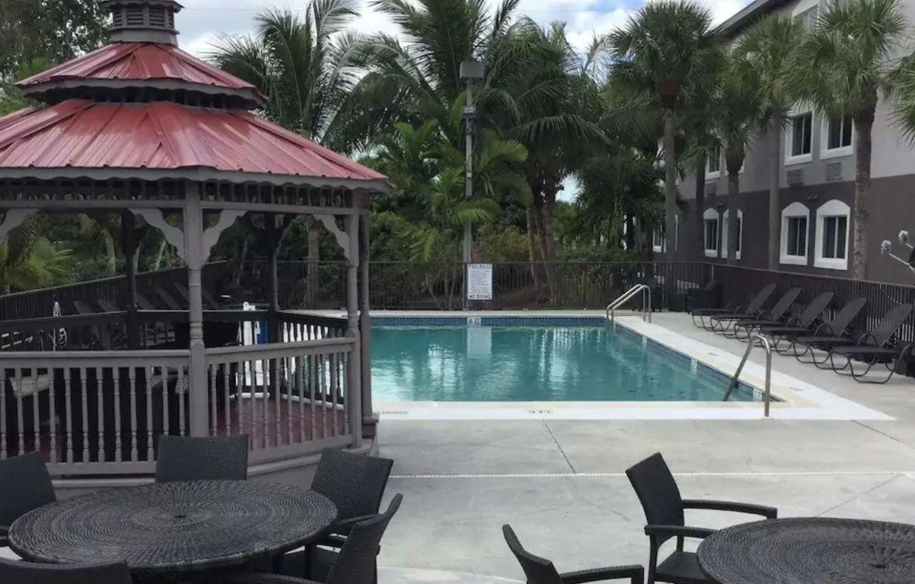 Days & By Wyndham North Naples
