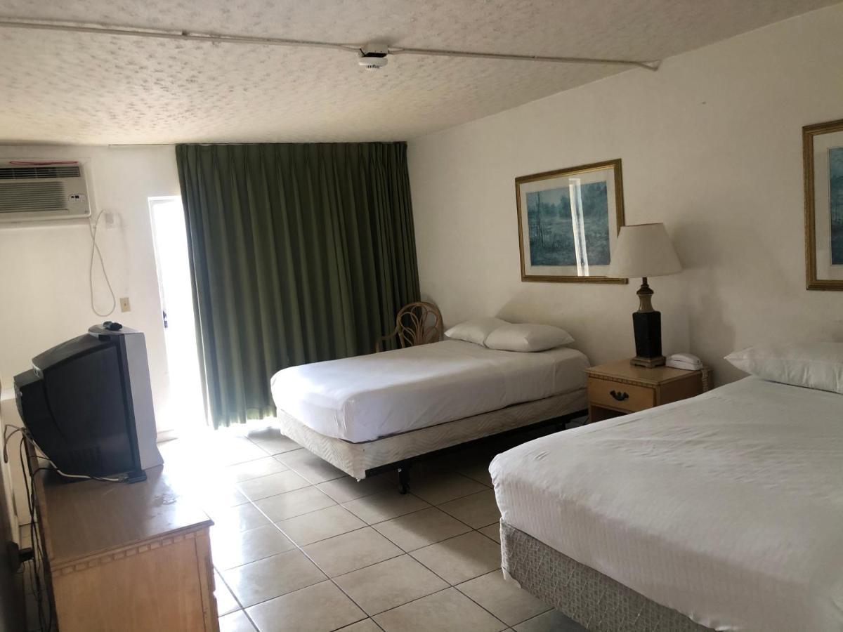 Camelot Waterfront Motel