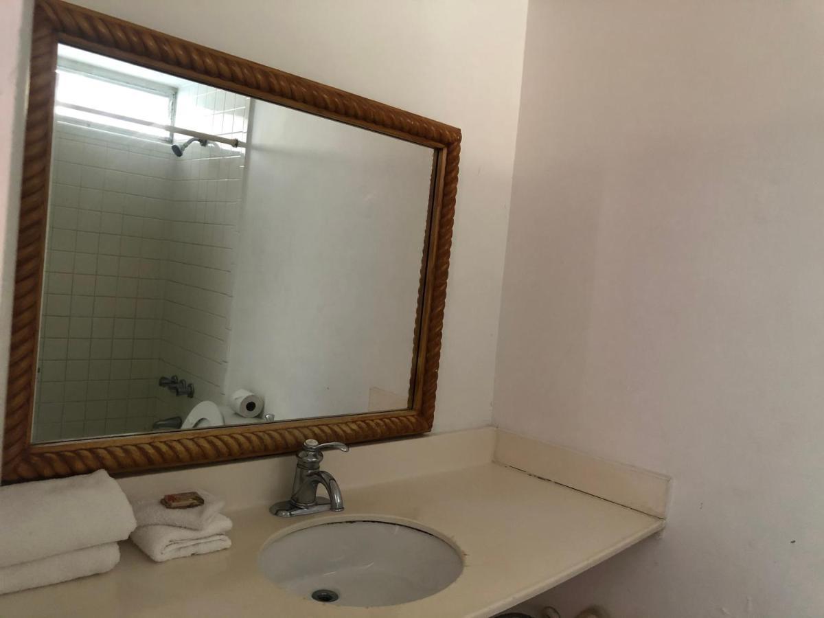 Motel Camelot Waterfront Palm Beach
