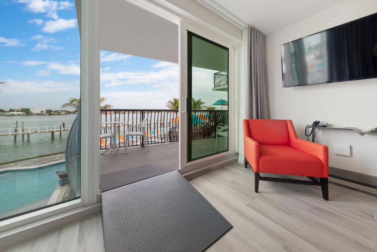 Resort Fusion Waterfront Treasure Island