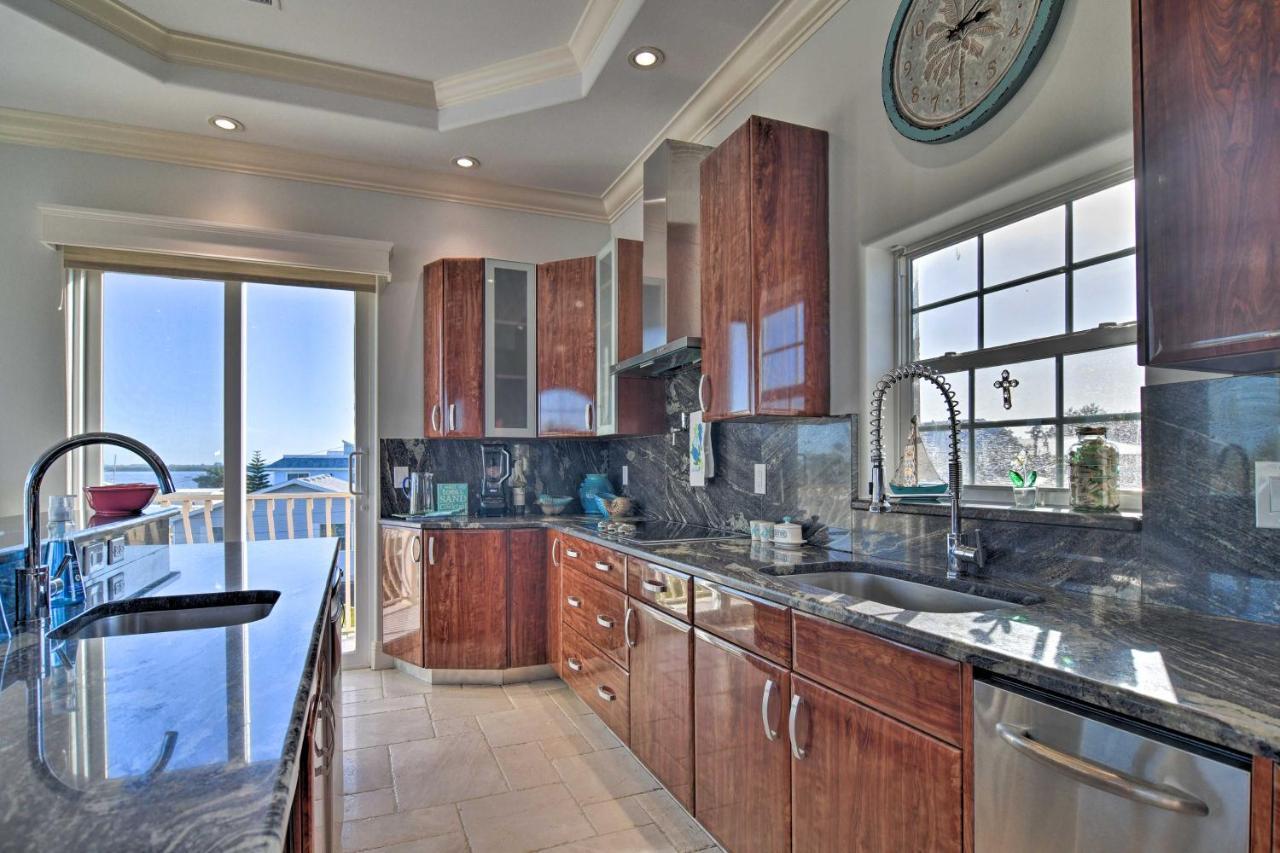 Bradenton Townhome - Walk To Locals-only Beach! Bradenton Beach