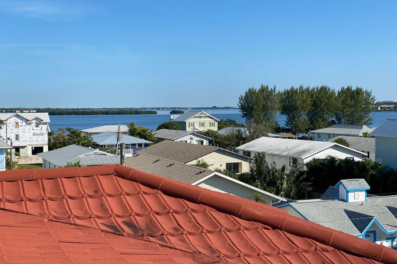 Bradenton Townhome - Walk To Locals-only Beach! Holiday home