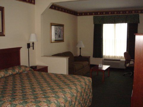 Express & International Airport By Ihg Hotel 2*
