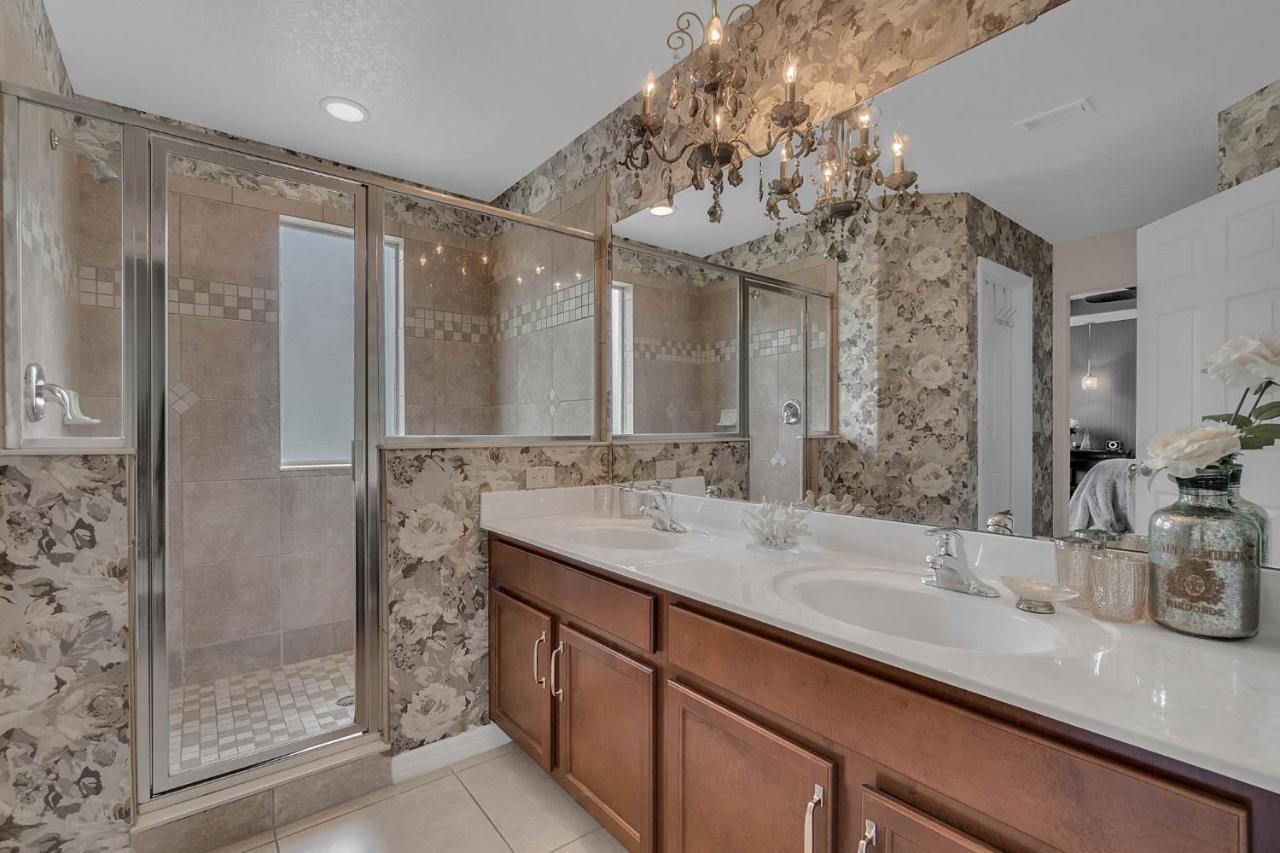 Gorgeous Custom 6bd Hm Loaded With Amenities Themed Rooms, Private Pool Holiday home