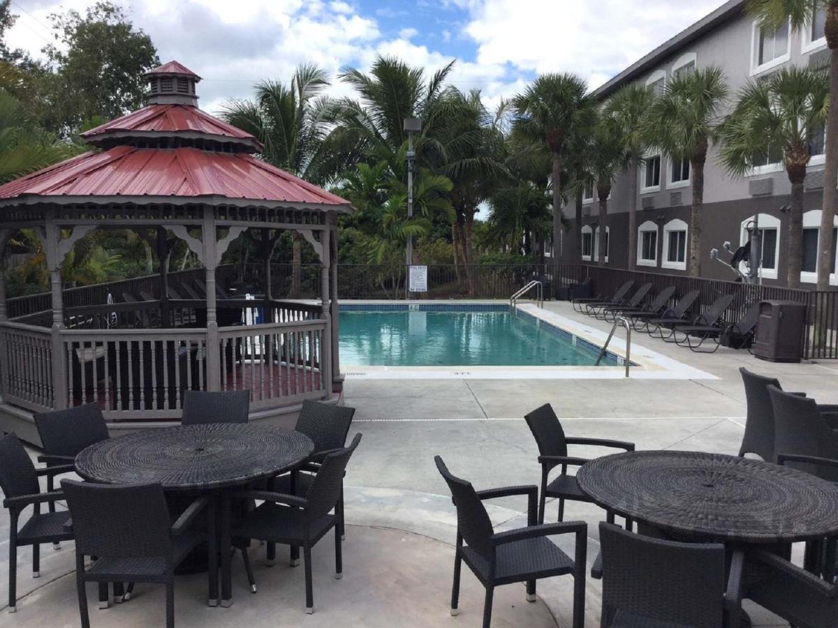 Days & By Wyndham North Naples Hotel