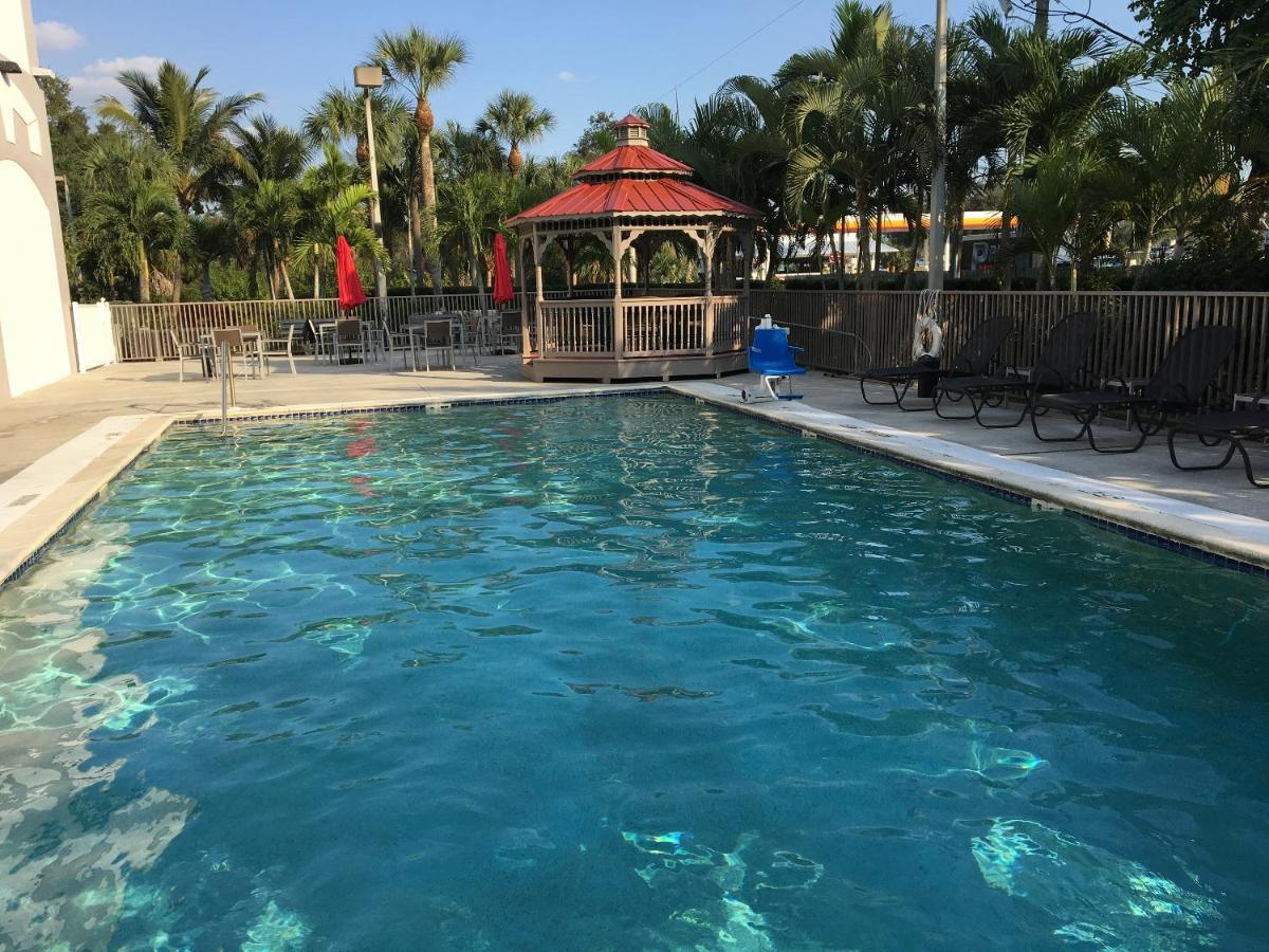 Hotel Days & By Wyndham North Naples Bonita Springs